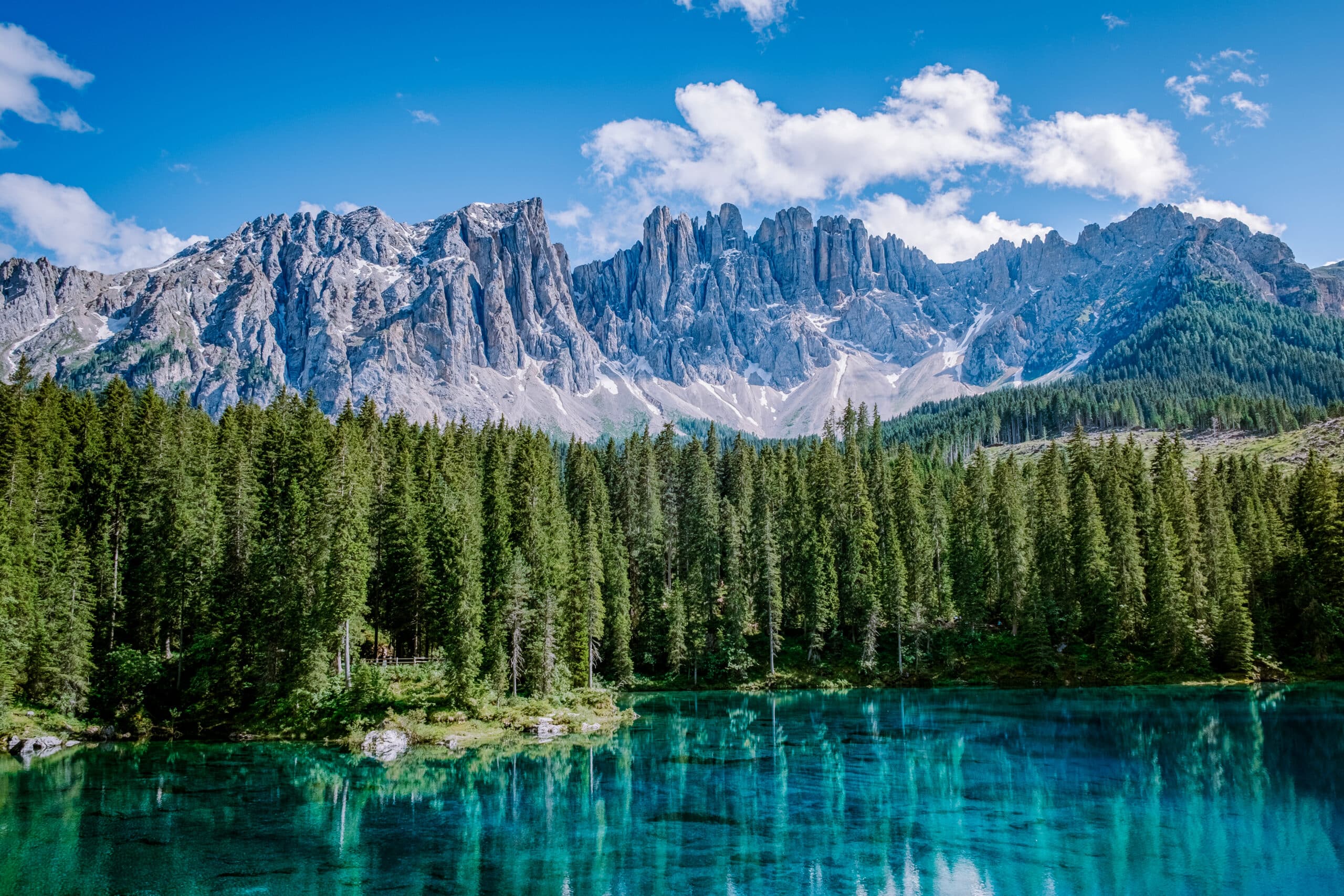 Bleu,Lake,In,The,Dolomites,Italy,,Carezza,Lake,Lago,Di